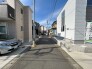 幅員の狭い道ですが、車通りの少ない住宅街に立地してます。
