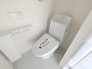 2号棟 トイレはやっぱり白が１番落ち着きますね。もちろん衛生面でも嬉しいウォシュレット機能付きです。
 2026/06/11m