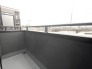 2号棟 視界が大きく広がるバルコニーです。自然な空気に包まれて、穏やかなひとときを。
 2026/06/11m
