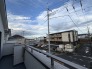 車通りの少ない閑静な住宅地、のびのびした子育てに適します。
