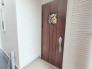 新築の玄関扉。きっと今のお家より重厚感が違います。
