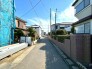 車通りの少ない閑静な住宅地、のびのびした子育てに適します。
