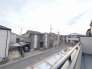 住宅街の中の一戸建て、あたりはほとんど住宅です。
