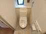 8号棟 気持ちいいウォシュレット機能。お掃除らくらく。便座脇の操作盤をなくした、リモコンタイプのお手洗い。

 2026/02/27m