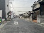 駐車が苦手な方にも嬉しい、前面６ｍ道路に面した住まい。
