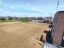 前面の住まいとの距離感があるから、圧迫感を感じません。
