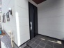 重厚な雰囲気を演出する玄関ドア。ゴシックな色合いが物件の表情を引き締めます。
