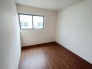 今からここを誰のお部屋にしようか、そんな洋室。大きさは5.2帖です。
