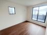 今からここを誰のお部屋にしようか、そんな洋室。大きさは6帖です。
