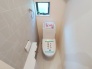ウォシュレット機能付き。憩いの場としてひそかに注目度の高いお手洗いにもご注目ください。
