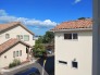 住宅街の中の一戸建て、あたりはほとんど住宅です。
