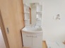 生活用品のレイアウトが見やすい一面鏡タイプの洗面化粧台。
