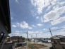 住宅街の中の一戸建て、あたりはほとんど住宅です。
