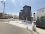 住民の方が主に利用する交通量少なめの道路に面してます。
