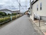幅員こそやや狭くても、その分交通量が少なくて安心。
