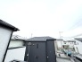 住宅街の中の一戸建て、あたりはほとんど住宅です。

