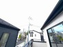 前面の住まいとの距離感があるから、圧迫感を感じません。
