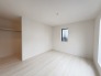 大事な日当たりは、大きな窓から。誰のお部屋にしましょう。
