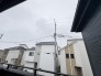 住宅街の中の一戸建て、あたりはほとんど住宅です。

