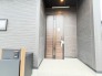この扉を開けると、新築の木の匂いが待ってます。
