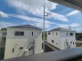 広がる青空と白い壁のコントラストが清々しい住まい