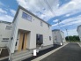 青い空と白い建物が織りなす、爽やかな街並み。