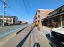 前面道路は歩道も整備され、小さなお子様にも安心です。
