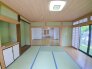 リビングの続き間としても利用できる和室です。

