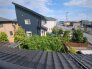 住宅街の中の一戸建て、あたりはほとんど住宅です。
