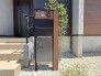2号棟 ポスト、表札、インターホンを兼ねる機能門柱。シンプルな外観で容量のあるポストです。
