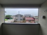 2号棟 窓枠がまるで一枚の絵画のように、穏やかな街並みの風景を切り取って見せてくれます。