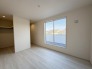 大事な日当たりは、大きな窓から。誰のお部屋にしましょう。
