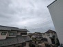 前面の住まいとの距離感があるから、圧迫感を感じません。
