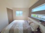 ベースカラーと異なった配色の壁紙を使用。ちょっとお部屋の雰囲気が変わります。
