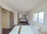 将来的には間仕切りして２部屋に変更可能な洋間。成長に合わせた間取り変更が可能なタイプ。
