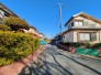 幅員の狭い道ですが、車通りの少ない住宅街に立地してます。
