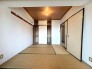 和室には押入れと天袋があります。