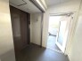 エレベーターと非常階段が玄関近くにあります