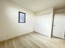 今からここを誰のお部屋にしようか、そんな洋室。大きさは５.２帖です。
