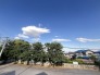 前面の住まいとの距離感があるから、圧迫感を感じません。
