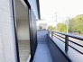 周囲の緑と調和する、落ち着いた佇まいのバルコニー。内と外の広がりを感じる快適な住環境です。
