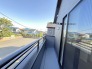 空を広く感じられるバルコニー。視界が開けており、心地よい風と開放感を楽しめる空間です。
