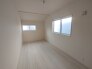 1号棟 今からここを誰のお部屋にしようか、そんな洋室。大きさは６.２５帖です。
 2026/04/16m