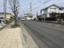 A号棟 前面道路は歩道も整備され、小さなお子様にも安心です。
