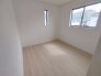 今からここを誰のお部屋にしようか、そんな洋室。大きさは5.5帖です。
