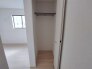 部屋と部屋の隙間をうまく使ったスリムな収納スペース。
