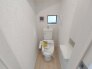 トイレはやっぱり白が１番落ち着きますね。もちろん衛生面でも嬉しいウォシュレット機能付きです。
