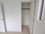 部屋と部屋の隙間をうまく使ったスリムな収納スペース。

