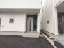 アプローチからの玄関がおしゃれな住宅。出発も帰宅も楽しみになるかも。
