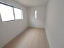 今からここを誰のお部屋にしようか、そんな洋室。大きさは5.5帖です。
